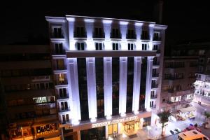 伊斯坦布尔伊斯坦布尔皇家酒店的一座灯光明亮的建筑,晚上有灯