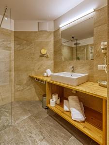维拉巴萨罗斯酒店的一间带水槽和镜子的浴室