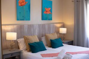 圣卢西亚iLanga Lodge的一间卧室配有蓝色和橙色枕头的床