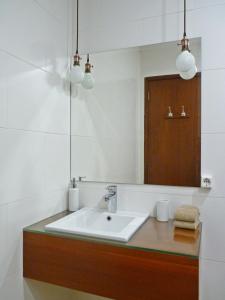 蓬塔德尔加达Home for Travellers ll的一间带水槽和镜子的浴室