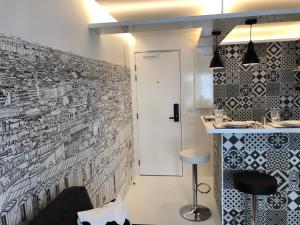 巴黎Appartement Hainaut Paris XIXème- Tout Equipé!的厨房设有黑白墙