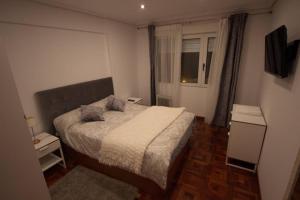 桑坦德Apartamento Playa del Sardinero的一间小卧室,配有床和窗户