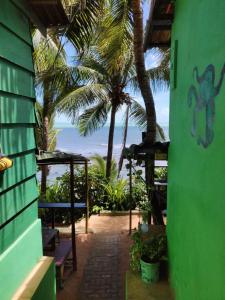 皮帕Hostel Casa de Jack的享有棕榈树庭院和大海的景色
