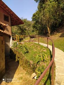 维奥康德马奥Chale Truta da Floresta 2的房屋旁小径旁的金属栏杆