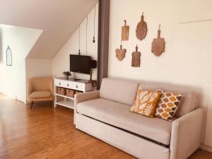 里斯本马格达莱纳酒店的带沙发和电视的客厅