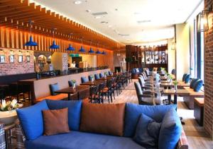 金山区阳明山天籁渡假酒店的餐厅设有蓝色的沙发和桌椅