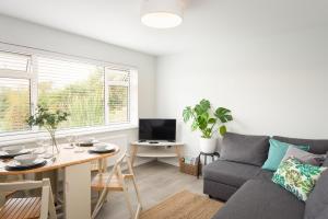 埃克塞特River Retreat Apartment Exeter - River Views & Parking的客厅配有沙发和桌子