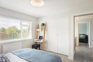 埃克塞特River Retreat Apartment Exeter - River Views & Parking的一间卧室设有一张床和一个大窗户