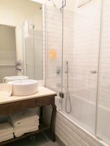 里斯本马格达莱纳酒店的带淋浴、盥洗盆和浴缸的浴室