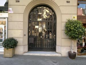 巴塞罗那Ally's Bed&Breakfast,的带有铁门的建筑物入口