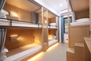 杭州杭州武林国际城市营地的一间设有双层床和灯的房间