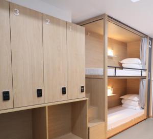 杭州杭州武林国际城市营地的双层床间设有木制橱柜