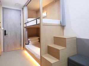 杭州杭州武林国际城市营地的一间小房间,配有双层床和门