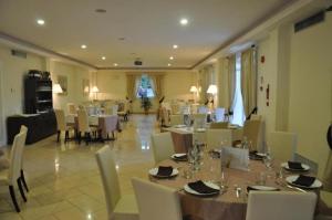 萨沃纳Park Hotel Villamaria的一间用餐室,内设桌椅