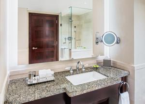 波士顿波士顿洲际酒店的一间带水槽和镜子的浴室
