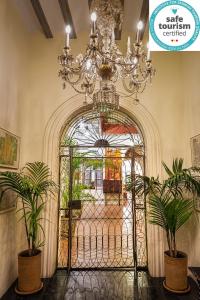 塞维利亚拉斯卡萨斯埃尔阿雷纳酒店的一座植物丰富的建筑中华丽的金门