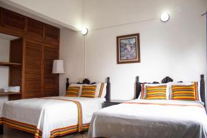 图斯特拉古铁雷斯Hotel Casa Zoque Colonial的两间带两张床的酒店客房