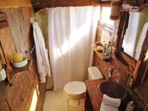 凯博波洛尼奥La Perla del Cabo的一间带水槽和卫生间的浴室以及窗户。