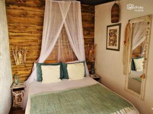 凯博波洛尼奥La Perla del Cabo的一间带床的卧室,位于带窗户的房间内