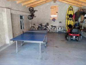 BranikVilla Katarina的车库内的乒乓球桌和自行车