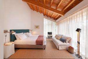 UrzelinaCabanas da Viscondessa的一间卧室配有一张床和一张沙发