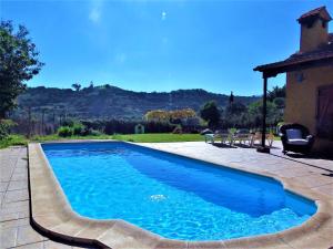 特罗尔Casa Rural CaChispita的庭院里的一个蓝色海水游泳池