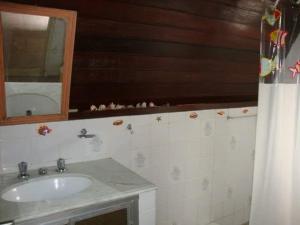 安格拉杜斯雷斯Chalet da vila的一间带水槽和镜子的浴室