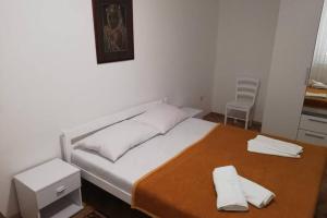 班约勒RIBARIĆ的一间卧室配有一张床,上面有两条毛巾