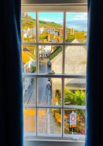 海斯廷斯The Jenny Lind的从窗户可欣赏到城市美景