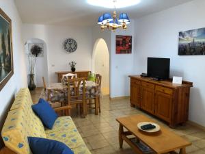 埃尔戈尔福Lanzarote - El Golfo的带沙发、电视和桌子的客厅