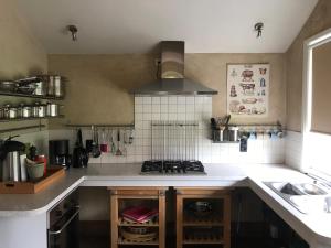 巴尔莱-赫尔托赫De Morgenstond的厨房配有水槽和炉灶 顶部烤箱