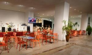 HS HOTSSON Hotel Acapulco餐厅或其他用餐的地方