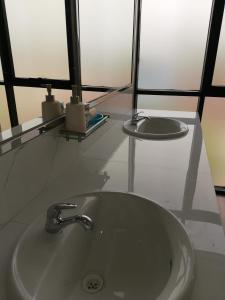 莫约班巴Murano Hotel的一间带水槽和两面镜子的浴室