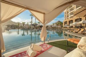 卡波圣卢卡斯格林索尔马天涯度假酒店和Spa中心的一个带游泳池的度假村和一家酒店
