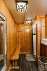 马姆莫斯湖塔马拉克旅舍的木墙内带长凳的桑拿浴室