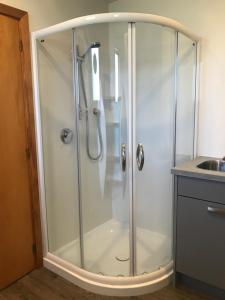 特威泽尔Arches on Bendrose的浴室内带玻璃淋浴间