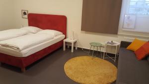 林茨City Center Apartments Linz的一间带床和沙发的小卧室