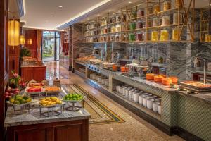 顺化Silk Path Grand Hue Hotel的餐厅提供的自助餐,包括水果和蔬菜