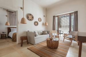 斯代博克Kedma by Isrotel Design的客厅配有沙发和桌子