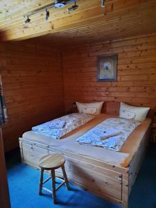 NeuhermsdorfFerienwohnung Haus Waldeck的小木屋内一间卧室,配有两张床