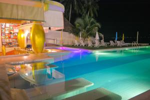 班泰神曲海滩度假酒店的度假村的游泳池