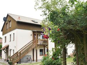 奥斯特巴德里克Lovely Apartment in Rerik near Baltic Sea Beach的房屋设有木制甲板和阳台