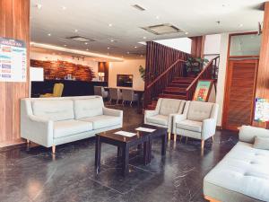 拉布安拉森达酒店的大堂配有沙发、桌子和楼梯。