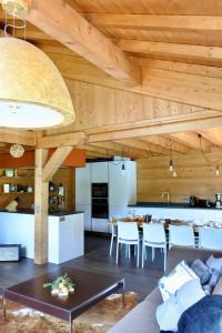夏蒙尼-勃朗峰Grand chalet Le Trappeur - Chamonix的客厅以及带沙发和桌子的厨房。