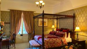 双水域布里布里河滨假日旅馆的一间卧室配有一张天蓬床和一张书桌