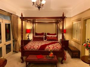 双水域布里布里河滨假日旅馆的一间卧室配有一张带红色枕头的天蓬床