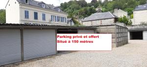 翁弗勒尔-La Maison Balancoire - Parking privé offert - Coeur historique -La Clef de Honfleur的大楼前有标志的车库