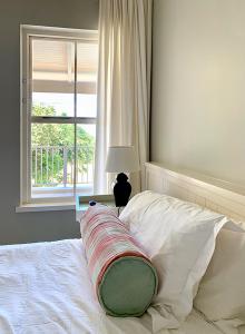 绍斯布鲁姆珊瑚树殖民地住宿加早餐酒店的一张带枕头的床和窗户