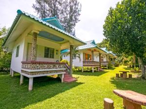 班康卡臣OYO 1080 Kanyapa Resort Kaeng Krachan的院子里的一排小屋