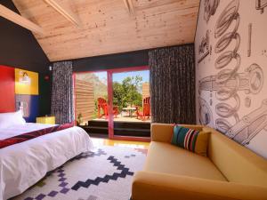 戈登湾PitStop Lodge的一间卧室配有一张床和一张沙发